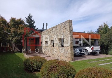 Espectacular casa con parque y cochera