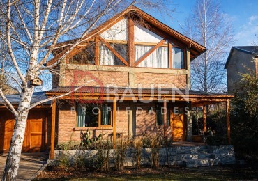 Casa en venta 2 dormitorios, dos baños, garaje, en Junin de los Andes, Neuquen